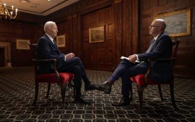 بایدن: ترامپ احمق و ساده لوح است