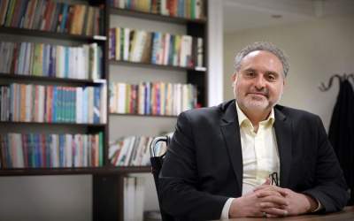 با ما مدارا کن ای شاه وقتی می‌آییم، از راه