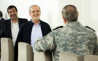 عکس/ وزیر دفاع با لباس عملیات در جلسه دولت