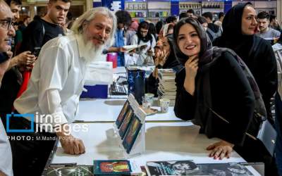 عکس/ تیپ‌ گلاره عباسی در نمایشگاه کتاب