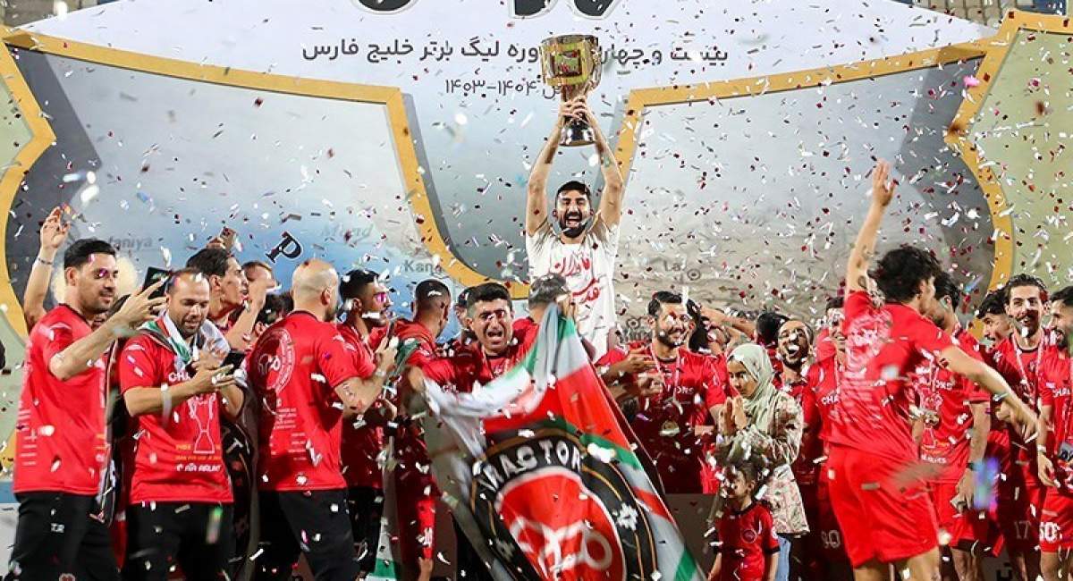 اهدای جام قهرمانی تیم فوتبال تراکتور  
