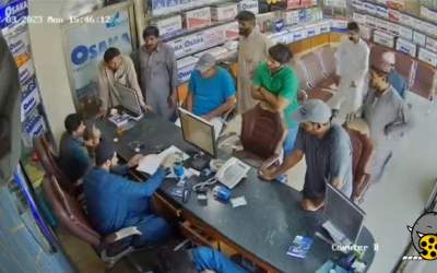 فیلم/ سرقت مسلحانه در کراچی پاکستان  <img src="https://cdn.jahannews.com/images/video_icon.png" width="16" height="16" border="0" align="top">