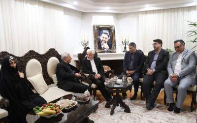 دیدار عارف با خانواده شهیدان رئیسی و رحمتی