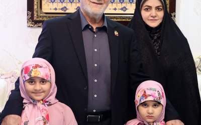 عکس یادگاری پزشکیان با دختران شهید موسوی