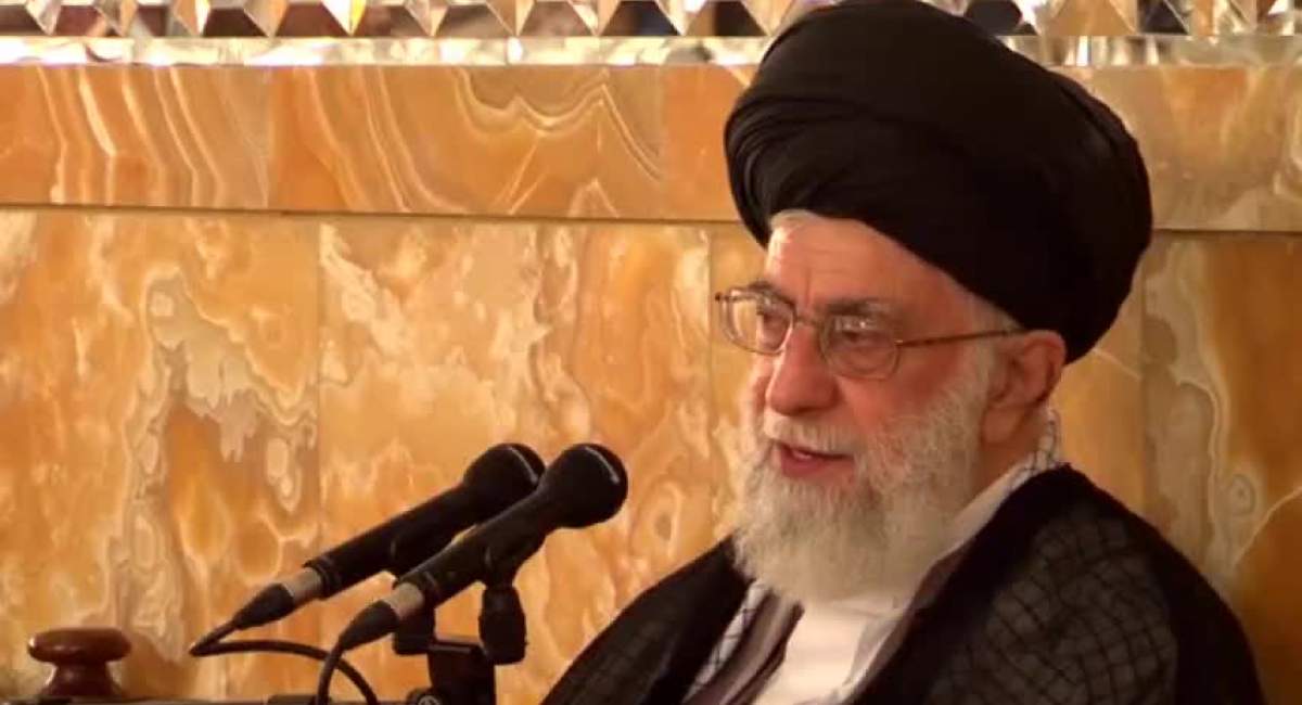 زمزمه صلوات خاصه امام رضا(ع) توسط رهبر انقلاب  
