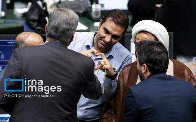 عکس/ حرکت عاشقانه یک نماینده با تسبیح