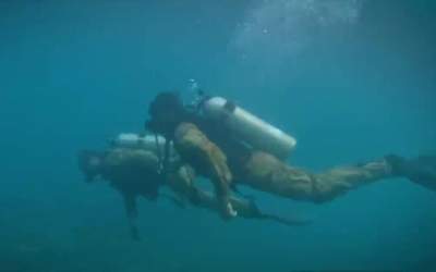 تصاویر دیدنی از تمرین غواصی نیروهای فاتحین  <img src="https://cdn.jahannews.com/images/video_icon.png" width="16" height="16" border="0" align="top">