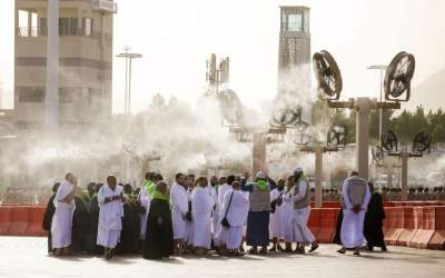 عکس/ خنک شدن حاجیان در مراسم حج