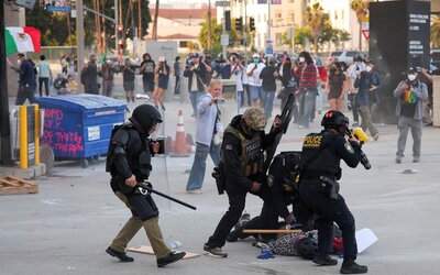 فیلم/ وقتی پلیس آمریکا به خبرنگار شلیک می‌کند  <img src="https://cdn.jahannews.com/images/video_icon.png" width="16" height="16" border="0" align="top">