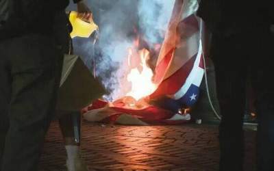 پرچم آمریکا را در مقابل ساختمان فدرال آتش زدند  <img src="https://cdn.jahannews.com/images/video_icon.png" width="16" height="16" border="0" align="top">