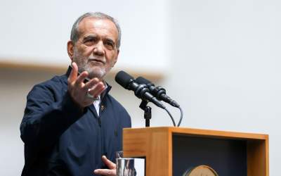 پزشکیان: بمب هسته‌ای درست نمی‌کنیم اما از صنعت صلح‌آمیز هسته‌ای هم دست نمی‌کشیم/ در حال گفت‌وگو با آمریکا و اروپا هستیم اما زیر بار حرف زور نمی‌رویم/ چه کاره هستند که برای ما تصمیم بگیرند؟