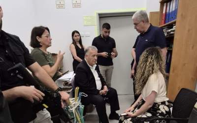 عکس/ فرار وزیر کابینه اسرائیل به پناهگاه