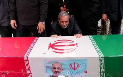 عکس/ عراقچی در کنار تابوت شهید سردار سلامی