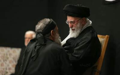 عکس/ لحظه گفتگوی رهبرانقلاب با حاج محمود کریمی