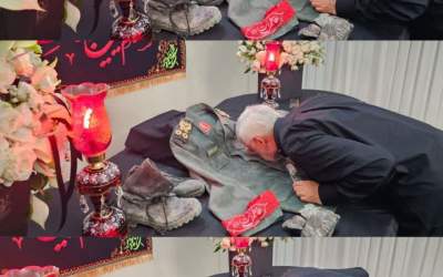 عکس/ تبرک سعید جلیلی با پیراهن خاکی شهید سلامی