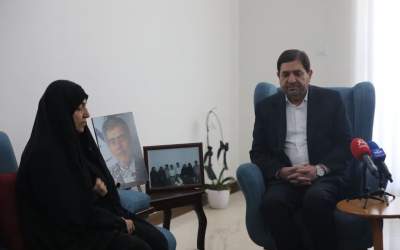 ابلاغ سلام رهبرانقلاب به خانواده شهید عباسی توسط مخبر