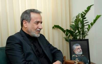 عراقچی در منزل سردار شهید حاجی زاده: قدرت موشکی ایران دشمن را وادار به ارائه تقاضای آتش‌بس کرد