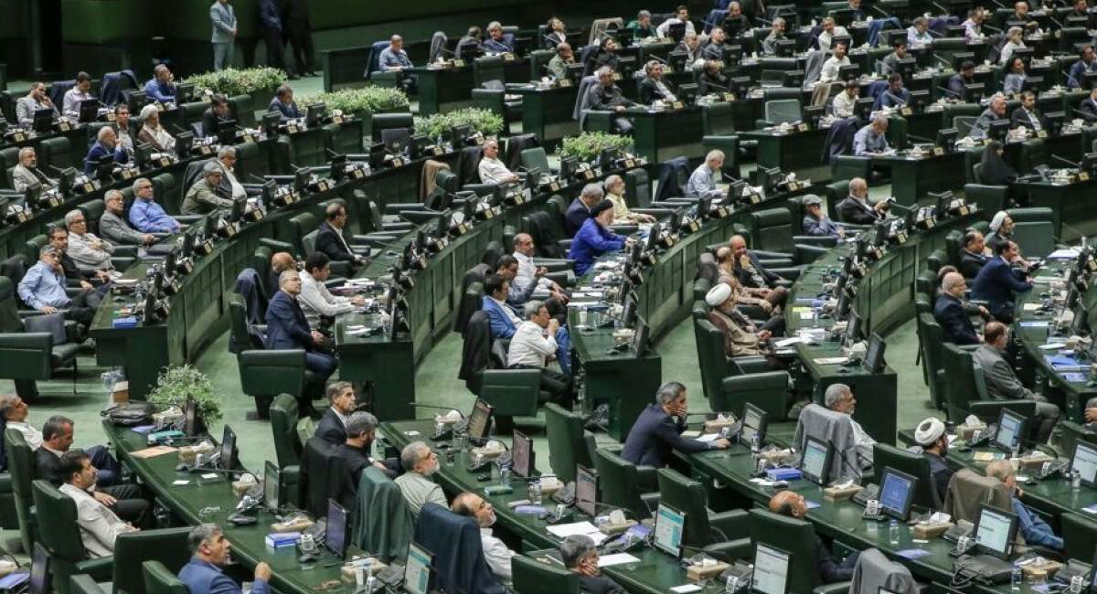 استفاده نمایندگان از تلفن همراه ممنوع است