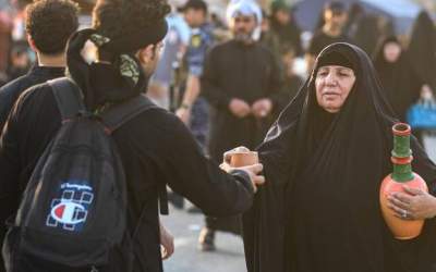 عکس/ خدمت به زائران فقط با یک کوزه آب!