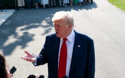 گاردین: ترامپ سلامت عقلی ندارد