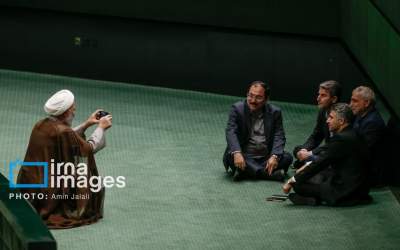 حاج آقای نماینده در حال عکاسی