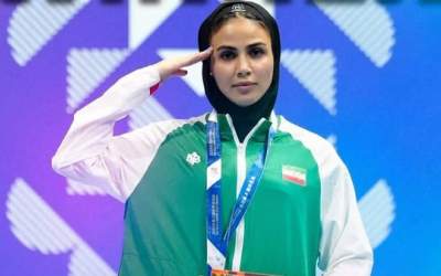 پرچمدار کاروان ایران با احترام نظامی طلایش را گرفت