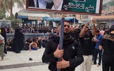 تصویر جوان عراقی در مقابل حرم حضرت ابوالفضل(ع)