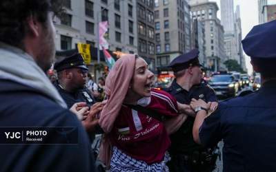 عکس/ زن حامی فلسطین در محاصره پلیس