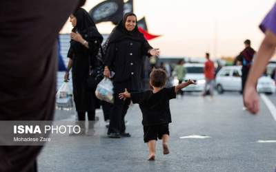 عکس/ کودکی در مسیر حرم رضوی