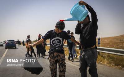 عکس/ پذیرایی از زائران با دوش آب یخ