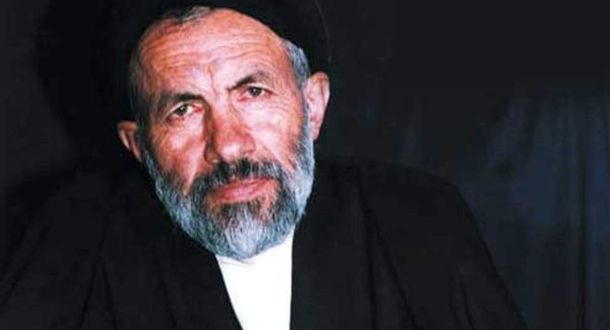 به احترام هرکسی که نزدیک ایشان می‌شد بلند می‌شد