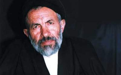 به احترام هرکسی که نزدیک ایشان می‌شد بلند می‌شد