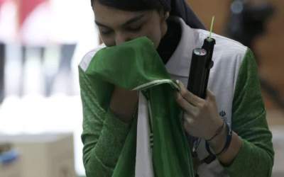 عکس/ بوسه بر پرچم پس از کسب سه مدال