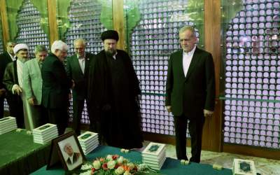 عکس/ فاتحه خوانی پزشکیان برای هاشمی