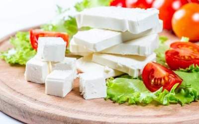 خوردن پنیر در وعده صبحانه ضرر دارد؟