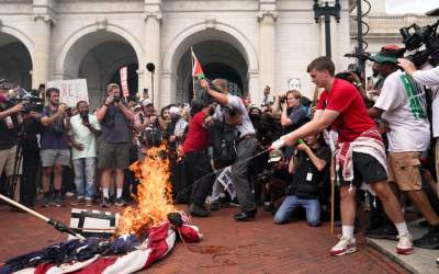 آتش زنندگان پرچم آمریکا به زندان می‌روند
