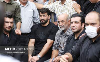 عکس/ ادای احترام حسن یزدانی به اسطوره