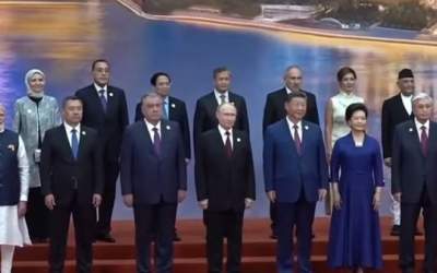 چرا پزشکیان در عکس یادگاری شانگهای حضور نداشت؟  <img src="https://cdn.jahannews.com/images/video_icon.png" width="16" height="16" border="0" align="top">