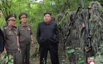 عکس/ حالت ایستادن جالب رهبر کره شمالی