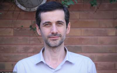 پسر پزشکیان: چین آرام دنیا را می‌بلعد ولی ما پرسروصدا کار می‌کنیم؛ تسخیر سفارت، جنگ با عراق، مسئله هسته‌ای!