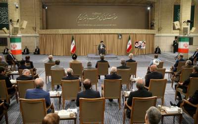 رهبرانقلاب: معیشت مردم مهمترین مسئله است؛ برای انضباط بازار چاره‌اندیشی شود/ مسئولان راوی قدرت کشور باشند نه راوی ضعف‌ها/ روحیه کار و تلاش را بر حالت نه جنگ و نه صلح غلبه بدهیم