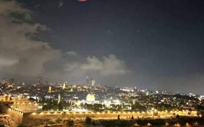 تصویری از ماه قرمز بر فراز مسجد الاقصی