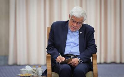 عکس/ نکته برداری عارف از فرمایشات رهبر انقلاب