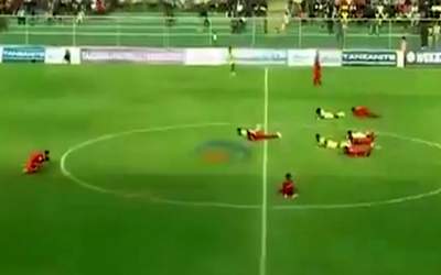 زنبورها بازی فوتبال را متوقف کردند  <img src="https://cdn.jahannews.com/images/video_icon.png" width="16" height="16" border="0" align="top">