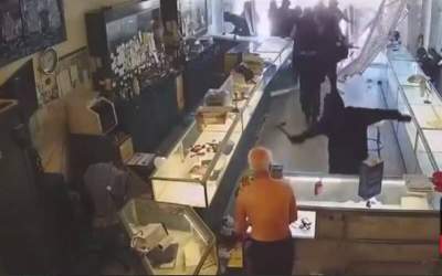 سارقان با چکش به طلا فروشی حمله کردند  <img src="https://cdn.jahannews.com/images/video_icon.png" width="16" height="16" border="0" align="top">