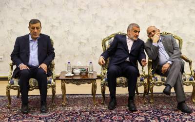 عکس/ در گوشی رئیس دفتر پزشکیان با نیکزاد