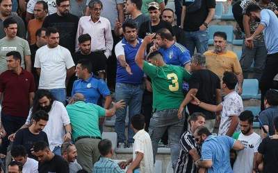 استقلال با لیدر توهین کننده برخورد کرد +عکس