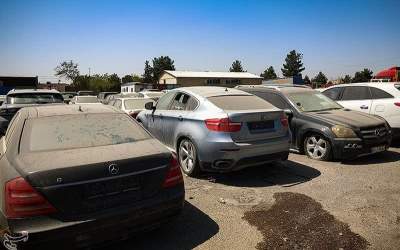 عکس/ شیشه این ماشین میلیاردی پایین مانده