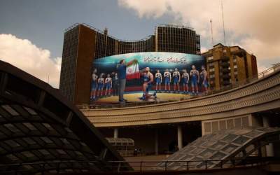 قهرمانان کشتی به دیوارنگاره میدان ولیعصر(عج)