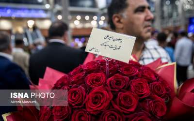 عکس/ دست گلی برای قهرمانی پهلوان امیر علی آذرپیرا